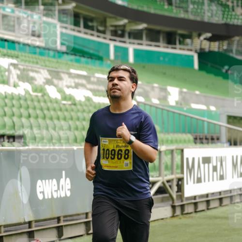 13.09.2026 - 21. swb-Marathon Bremen Michael Burmester http://msf.ph/oto/10428384 13.09.2026 10:53:50 Laufen im Stadion 10317, 12163, 12416, 10533, 10534, 10573, 10627, 10667, 10710, 11031, 11266, 11352, 11496, 11712, 11780, 11807, 12440, 12535 meine-sportfotos.de