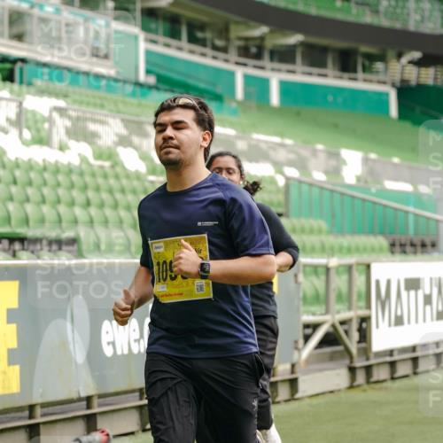 13.09.2026 - 21. swb-Marathon Bremen Michael Burmester http://msf.ph/oto/10428393 13.09.2026 10:53:50 Laufen im Stadion 10317, 12163, 12416, 10533, 10534, 10573, 10627, 10667, 10710, 11031, 11266, 11352, 11496, 11712, 11780, 11807, 12440, 12535 meine-sportfotos.de