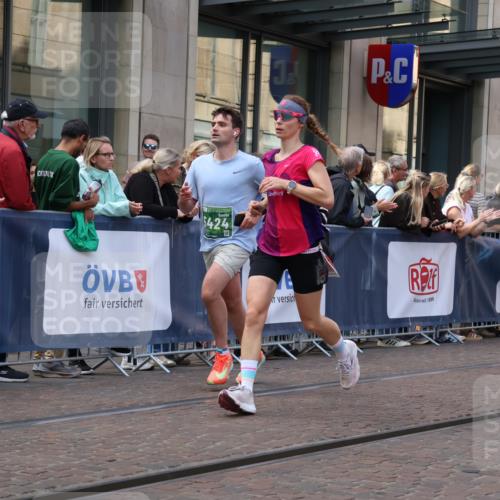 13.09.2026 - 21. swb-Marathon Bremen Strokosch-Dieckow http://msf.ph/oto/10428407 13.09.2026 13:08:19 Ziel 339, 715, 3110, 3276, 4033, 4082, 4888, 5377, 5424, 6842, 7064, 7121, 8555, 9084, 9240, 9411, 9702, 678, 1335, 1696, 2098, 2266, 2844, 3808, 4247, 5594, 6692, 8655, 9582, 13091 meine-sportfotos.de