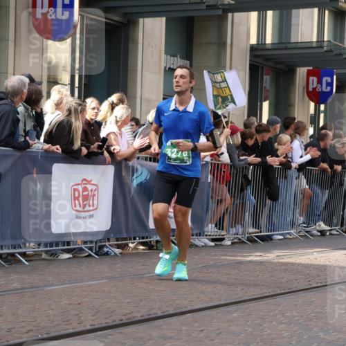 13.09.2026 - 21. swb-Marathon Bremen Strokosch-Dieckow http://msf.ph/oto/10428484 13.09.2026 13:08:22 Ziel 715, 3110, 3276, 3330, 4033, 4082, 4888, 5377, 5424, 6842, 7064, 7121, 8555, 9084, 9240, 9411, 9702, 9867, 9906, 339, 678, 1335, 1696, 2098, 2266, 2844, 3808, 4247, 5594, 6692, 8655, 9582, 13091 meine-sportfotos.de