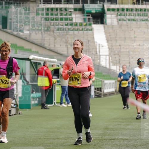 13.09.2026 - 21. swb-Marathon Bremen Michael Burmester http://msf.ph/oto/10428516 13.09.2026 10:54:37 Laufen im Stadion 12163, 10387, 10533, 10534, 10573, 10627, 10650, 10667, 10968, 11025, 11031, 11161, 11195, 11266, 11352, 11496, 11780, 11807, 12377, 12408, 12535, 12546 meine-sportfotos.de