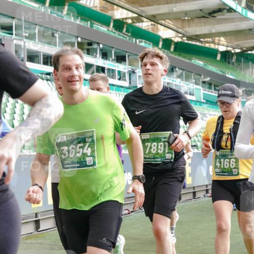13.09.2026 - 21. swb-Marathon Bremen Michael Burmester http://msf.ph/oto/10428632 13.09.2026 13:26:31 Laufen im Stadion 186, 202, 364, 390, 530, 543, 645, 815, 818, 833, 966, 1077, 1283, 1410, 1412, 1443, 1459, 1473, 1487, 1504, 1530, 1561, 1618, 1700, 1744, 1828, 1830, 1953, 2058, 2059, 2273, 2298, 2308, 2309, 2354, 2382, 2384, 2388, 2404, 2428, 2506, 2507, 2508, 2542, 2558, 2576, 2582, 2591, 2592, 2656, 2675, 2748, 2752, 2762, 2817, 2875, 2878, 2896, 2923, 2965, 2970, 2981, 3045, 3047, 3050, 3062, 3084, 3097, 3142, 3172, 3184, 3259, 3329, 3359, 3433, 3540, 3629, 3756 meine-sportfotos.de