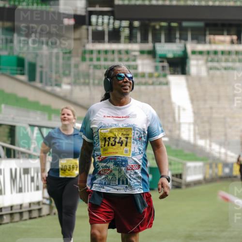 13.09.2026 - 21. swb-Marathon Bremen Michael Burmester http://msf.ph/oto/10428677 13.09.2026 10:54:51 Laufen im Stadion 12163, 10387, 10533, 10534, 10573, 10627, 10650, 10967, 10968, 11025, 11161, 11195, 11266, 11341, 11352, 11496, 11538, 11807, 12377, 12408, 12535, 12546 meine-sportfotos.de