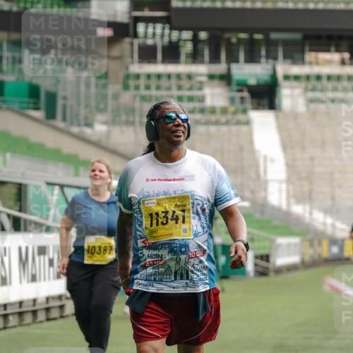 13.09.2026 - 21. swb-Marathon Bremen Michael Burmester http://msf.ph/oto/10428680 13.09.2026 10:54:51 Laufen im Stadion 12163, 10387, 10533, 10534, 10573, 10627, 10650, 10967, 10968, 11025, 11161, 11195, 11266, 11341, 11352, 11496, 11538, 11807, 12377, 12408, 12535, 12546 meine-sportfotos.de