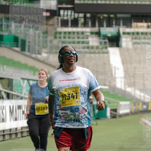 13.09.2026 - 21. swb-Marathon Bremen Michael Burmester http://msf.ph/oto/10428689 13.09.2026 10:54:51 Laufen im Stadion 12163, 10387, 10533, 10534, 10573, 10627, 10650, 10967, 10968, 11025, 11161, 11195, 11266, 11341, 11352, 11496, 11538, 11807, 12377, 12408, 12535, 12546 meine-sportfotos.de