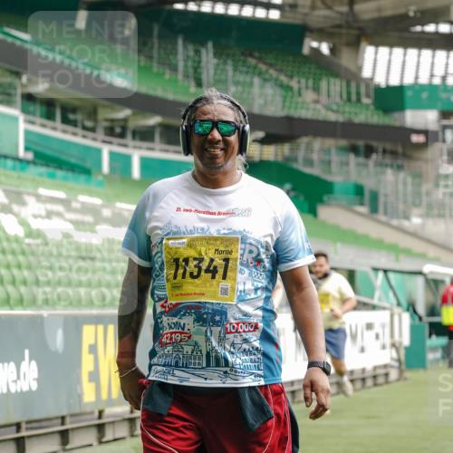 13.09.2026 - 21. swb-Marathon Bremen Michael Burmester http://msf.ph/oto/10428709 13.09.2026 10:54:55 Laufen im Stadion 12163, 10387, 10533, 10534, 10573, 10650, 10967, 10968, 11017, 11025, 11161, 11195, 11341, 11352, 11496, 11538, 11807, 12377, 12408, 12535, 12546 meine-sportfotos.de