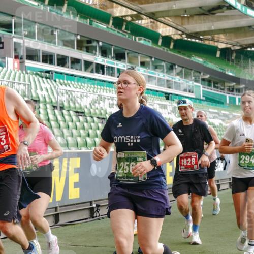 13.09.2026 - 21. swb-Marathon Bremen Michael Burmester http://msf.ph/oto/10428736 13.09.2026 13:26:34 Laufen im Stadion 186, 202, 364, 390, 530, 543, 645, 815, 818, 833, 966, 1077, 1283, 1410, 1412, 1443, 1459, 1473, 1487, 1504, 1530, 1561, 1608, 1618, 1700, 1744, 1828, 1830, 1953, 1961, 2058, 2059, 2273, 2298, 2308, 2309, 2354, 2382, 2384, 2388, 2404, 2428, 2507, 2508, 2542, 2558, 2576, 2582, 2591, 2592, 2656, 2675, 2725, 2748, 2752, 2762, 2817, 2875, 2878, 2896, 2923, 2965, 2970, 2981, 3045, 3047, 3050, 3062, 3073, 3084, 3097, 3142, 3172, 3184, 3259, 3329, 3359, 3433, 3540, 3592, 3629, 3756 meine-sportfotos.de