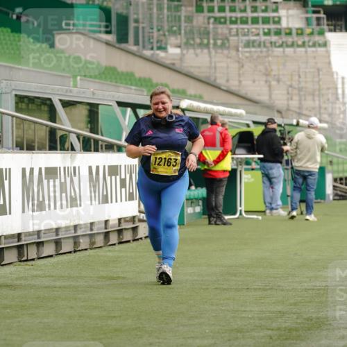 13.09.2026 - 21. swb-Marathon Bremen Michael Burmester http://msf.ph/oto/10428916 13.09.2026 10:55:49 Laufen im Stadion 10317, 10387, 10650, 10967, 10968, 11017, 11025, 11161, 11195, 11341, 11444, 11538, 12377, 12408, 12416, 12546 meine-sportfotos.de