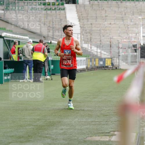 13.09.2026 - 21. swb-Marathon Bremen Michael Burmester http://msf.ph/oto/10429090 13.09.2026 11:54:00 Laufen im Stadion  meine-sportfotos.de