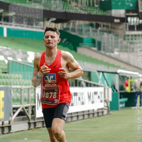 13.09.2026 - 21. swb-Marathon Bremen Michael Burmester http://msf.ph/oto/10429110 13.09.2026 11:54:03 Laufen im Stadion  meine-sportfotos.de