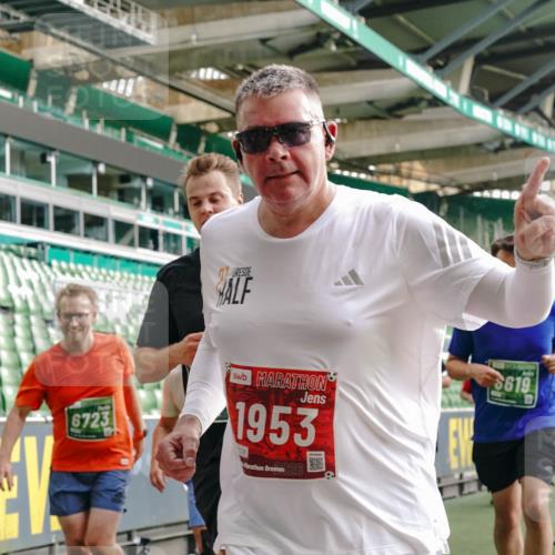 13.09.2026 - 21. swb-Marathon Bremen Michael Burmester http://msf.ph/oto/10429266 13.09.2026 13:26:58 Laufen im Stadion 186, 202, 357, 364, 390, 530, 597, 645, 726, 833, 1077, 1283, 1412, 1443, 1459, 1473, 1487, 1530, 1608, 1618, 1700, 1744, 1769, 1828, 1961, 2058, 2236, 2273, 2298, 2308, 2309, 2382, 2384, 2388, 2404, 2428, 2507, 2508, 2542, 2558, 2576, 2582, 2592, 2656, 2675, 2725, 2748, 2762, 2817, 2875, 2876, 2923, 2965, 2970, 3045, 3047, 3050, 3062, 3073, 3084, 3097, 3172, 3184, 3219, 3359, 3433, 3540, 3592, 3629, 3756, 3885, 3907, 3978, 4660 meine-sportfotos.de