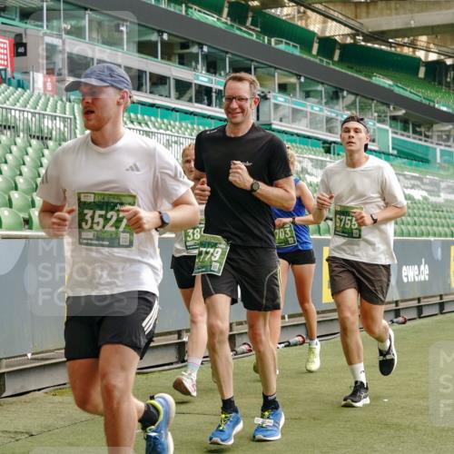 13.09.2026 - 21. swb-Marathon Bremen Michael Burmester http://msf.ph/oto/10429530 13.09.2026 13:03:21 Laufen im Stadion 150, 209, 210, 488, 596, 722, 725, 762, 881, 936, 940, 1014, 1163, 1250, 1343, 1458, 1460, 1479, 1611, 1649, 1653, 1771, 2223, 2276, 2292, 2345, 2364, 2378, 2421, 2434, 2513, 2625, 2666, 2668, 2779, 2851, 2891, 2900, 2934, 2977, 2987, 3013, 3044, 3114, 3135, 3163, 3164, 3187, 3248, 3258, 3294, 3334, 3360, 3392, 3402, 3454, 3460, 3496, 3510, 3527, 3576, 3579, 3585, 3597, 3603, 3618, 3721, 3846, 3852, 3859, 3893, 3938, 3970, 3983, 4000, 4077, 4133, 4506, 4558 meine-sportfotos.de