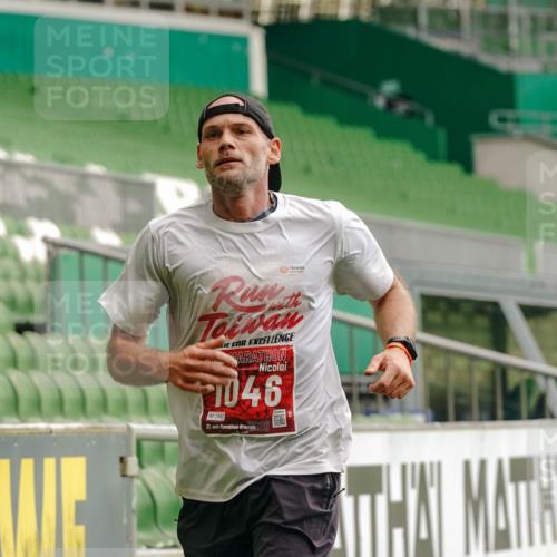 13.09.2026 - 21. swb-Marathon Bremen Michael Burmester http://msf.ph/oto/10429540 13.09.2026 12:10:22 Laufen im Stadion 692, 1046, 1651, 1671, 2054, 176, 1091, 1681 meine-sportfotos.de