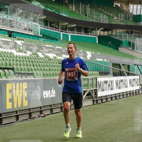13.09.2026 - 21. swb-Marathon Bremen Michael Burmester http://msf.ph/oto/10429554 13.09.2026 12:11:09 Laufen im Stadion 614, 1046, 1651, 1671, 2054, 1091 meine-sportfotos.de