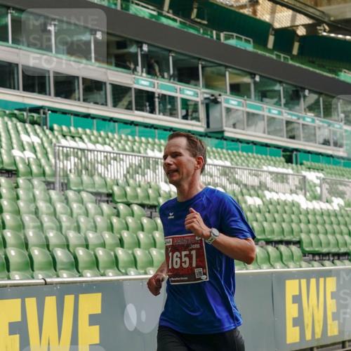 13.09.2026 - 21. swb-Marathon Bremen Michael Burmester http://msf.ph/oto/10429563 13.09.2026 12:11:10 Laufen im Stadion 614, 1046, 1651, 1671, 2054, 1091 meine-sportfotos.de