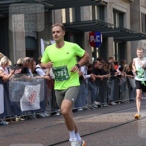 13.09.2026 - 21. swb-Marathon Bremen Strokosch-Dieckow http://msf.ph/oto/10429573 13.09.2026 13:09:27 Ziel 195, 567, 1723, 1975, 2750, 4473, 4782, 8835, 9241, 9277, 9804, 1034, 1241, 2291, 2909, 3197, 4895, 4898, 5111, 5383, 6652, 8759, 8830, 9789, 9866, 9904, 10044 meine-sportfotos.de