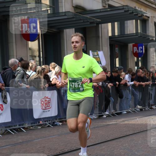 13.09.2026 - 21. swb-Marathon Bremen Strokosch-Dieckow http://msf.ph/oto/10429581 13.09.2026 13:09:28 Ziel 195, 567, 1723, 1975, 2750, 4473, 4782, 8835, 9241, 9277, 9804, 1034, 1241, 2291, 2909, 3197, 4895, 4898, 5111, 5383, 6652, 8759, 8830, 9789, 9866, 9904, 10044 meine-sportfotos.de