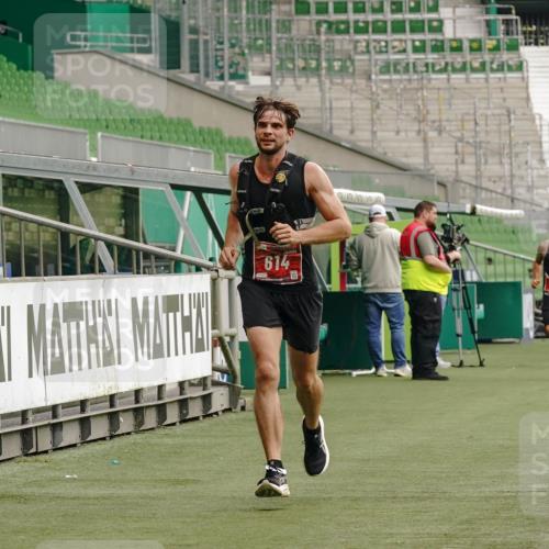 13.09.2026 - 21. swb-Marathon Bremen Michael Burmester http://msf.ph/oto/10429582 13.09.2026 12:11:14 Laufen im Stadion 614, 1046, 1651, 1671, 2054, 1091 meine-sportfotos.de