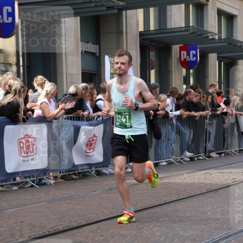 13.09.2026 - 21. swb-Marathon Bremen Strokosch-Dieckow http://msf.ph/oto/10429609 13.09.2026 13:09:29 Ziel 195, 567, 1723, 1975, 2750, 4473, 4782, 8835, 9241, 9277, 9804, 1034, 1241, 2909, 3197, 4895, 4898, 5111, 5383, 6652, 8759, 9789, 9866, 9904, 10044 meine-sportfotos.de