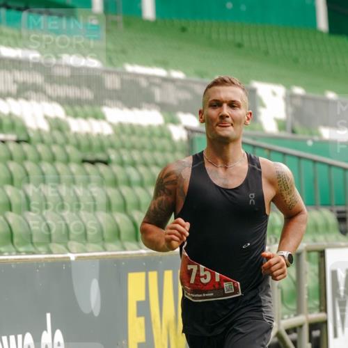 13.09.2026 - 21. swb-Marathon Bremen Michael Burmester http://msf.ph/oto/10429612 13.09.2026 12:11:24 Laufen im Stadion 614, 1046, 1651, 1671, 2054 meine-sportfotos.de