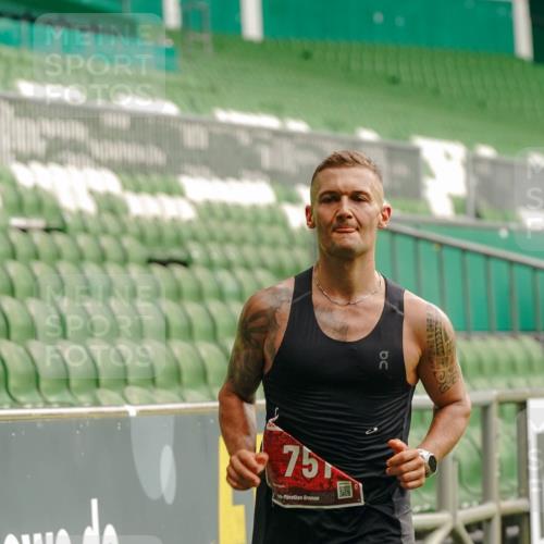 13.09.2026 - 21. swb-Marathon Bremen Michael Burmester http://msf.ph/oto/10429620 13.09.2026 12:11:24 Laufen im Stadion 614, 1046, 1651, 1671, 2054 meine-sportfotos.de