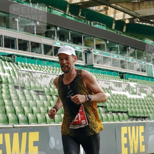 13.09.2026 - 21. swb-Marathon Bremen Michael Burmester http://msf.ph/oto/10429739 13.09.2026 12:12:25 Laufen im Stadion 317, 443, 614, 796, 1651, 692 meine-sportfotos.de