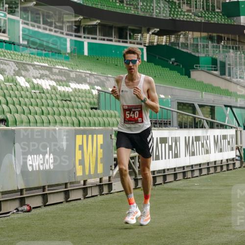 13.09.2026 - 21. swb-Marathon Bremen Michael Burmester http://msf.ph/oto/10429794 13.09.2026 12:13:41 Laufen im Stadion 245, 317, 443, 540, 796, 822, 1149, 692, 1046, 1651, 1671, 2054 meine-sportfotos.de