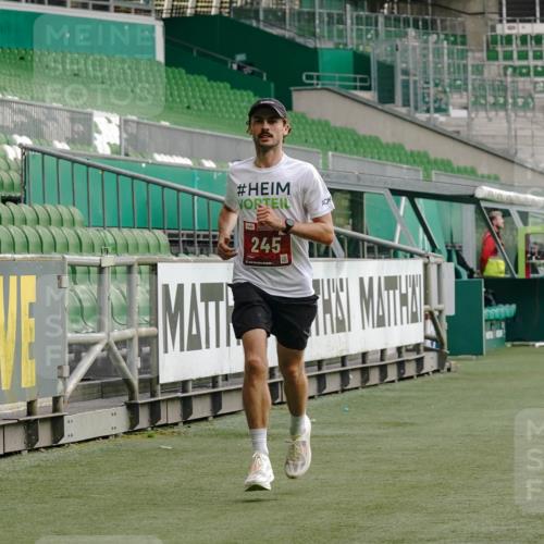 13.09.2026 - 21. swb-Marathon Bremen Michael Burmester http://msf.ph/oto/10429826 13.09.2026 12:14:06 Laufen im Stadion 245, 317, 540, 796, 822, 1149, 1046, 1651, 1671, 2054 meine-sportfotos.de