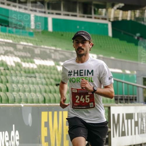 13.09.2026 - 21. swb-Marathon Bremen Michael Burmester http://msf.ph/oto/10429833 13.09.2026 12:14:08 Laufen im Stadion 245, 317, 540, 822, 1149, 1046, 1651, 1671, 2054 meine-sportfotos.de