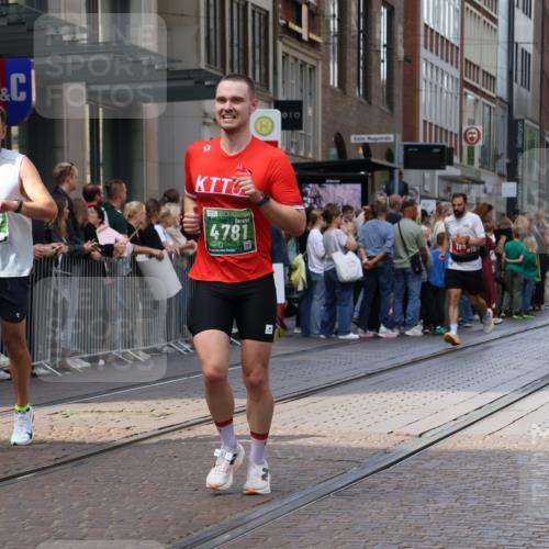13.09.2026 - 21. swb-Marathon Bremen Strokosch-Dieckow http://msf.ph/oto/10429836 13.09.2026 13:09:44 Ziel 538, 567, 623, 957, 1723, 1975, 2020, 4781, 5627, 8835, 9277, 9804, 9817, 195, 2750, 4473, 4782, 5111, 6652, 9241, 9789, 9804 meine-sportfotos.de