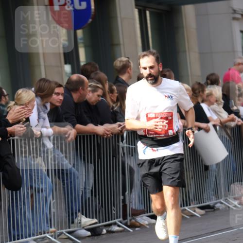 13.09.2026 - 21. swb-Marathon Bremen Strokosch-Dieckow http://msf.ph/oto/10429880 13.09.2026 13:09:48 Ziel 538, 623, 957, 2020, 4781, 5627, 8064, 8835, 9817, 195, 567, 1723, 1975, 2750, 4473, 4782, 6652, 8835, 9241, 9277, 9804 meine-sportfotos.de