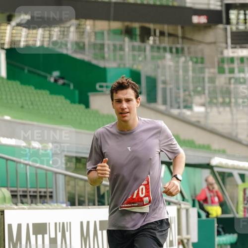 13.09.2026 - 21. swb-Marathon Bremen Michael Burmester http://msf.ph/oto/10429888 13.09.2026 12:14:53 Laufen im Stadion 245, 540, 822, 1028, 1670, 1766, 1997, 614, 1046, 1651, 1671, 2054 meine-sportfotos.de