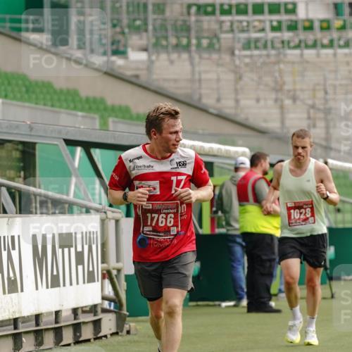 13.09.2026 - 21. swb-Marathon Bremen Michael Burmester http://msf.ph/oto/10429952 13.09.2026 12:15:16 Laufen im Stadion 245, 540, 822, 1028, 1670, 1766, 1997, 443, 614, 796, 1651 meine-sportfotos.de