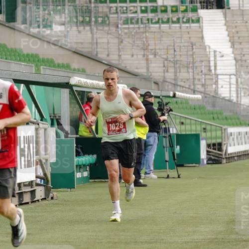 13.09.2026 - 21. swb-Marathon Bremen Michael Burmester http://msf.ph/oto/10429958 13.09.2026 12:15:17 Laufen im Stadion 245, 540, 822, 1028, 1670, 1766, 1997, 443, 614, 796, 1651 meine-sportfotos.de