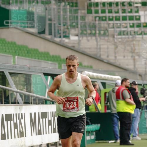 13.09.2026 - 21. swb-Marathon Bremen Michael Burmester http://msf.ph/oto/10429965 13.09.2026 12:15:19 Laufen im Stadion 245, 540, 822, 1028, 1670, 1766, 1997, 317, 443, 614, 796, 1651 meine-sportfotos.de
