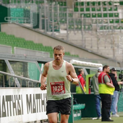 13.09.2026 - 21. swb-Marathon Bremen Michael Burmester http://msf.ph/oto/10429971 13.09.2026 12:15:19 Laufen im Stadion 245, 540, 822, 1028, 1670, 1766, 1997, 317, 443, 614, 796, 1651 meine-sportfotos.de