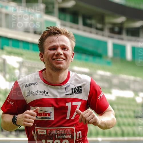 13.09.2026 - 21. swb-Marathon Bremen Michael Burmester http://msf.ph/oto/10429985 13.09.2026 12:15:21 Laufen im Stadion 245, 540, 822, 1028, 1670, 1766, 1997, 317, 443, 614, 796, 1651 meine-sportfotos.de