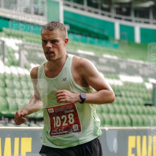 13.09.2026 - 21. swb-Marathon Bremen Michael Burmester http://msf.ph/oto/10429989 13.09.2026 12:15:24 Laufen im Stadion 245, 540, 822, 1028, 1670, 1766, 1997, 317, 443, 614, 796, 1651 meine-sportfotos.de