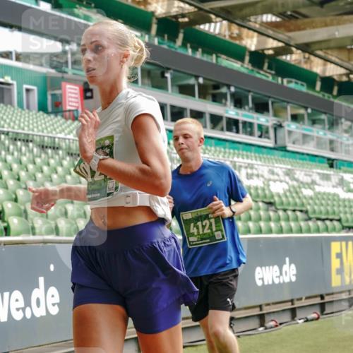 13.09.2026 - 21. swb-Marathon Bremen Michael Burmester http://msf.ph/oto/10430016 13.09.2026 13:03:36 Laufen im Stadion 209, 210, 488, 534, 596, 722, 725, 762, 881, 936, 940, 1014, 1250, 1343, 1458, 1460, 1479, 1611, 1649, 1653, 1771, 2223, 2276, 2345, 2364, 2369, 2378, 2421, 2434, 2513, 2625, 2666, 2668, 2779, 2851, 2891, 2900, 2934, 2977, 3028, 3114, 3135, 3163, 3164, 3258, 3360, 3402, 3425, 3454, 3460, 3496, 3510, 3521, 3576, 3579, 3585, 3597, 3603, 3618, 3721, 3796, 3846, 3852, 3859, 3893, 3938, 3970, 3983, 4000, 4077, 4133, 4506, 4558, 242 meine-sportfotos.de