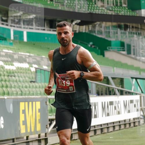 13.09.2026 - 21. swb-Marathon Bremen Michael Burmester http://msf.ph/oto/10430038 13.09.2026 12:15:31 Laufen im Stadion 245, 822, 1028, 1670, 1766, 1997, 317, 443, 614, 796, 1651 meine-sportfotos.de
