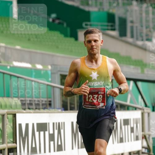 13.09.2026 - 21. swb-Marathon Bremen Michael Burmester http://msf.ph/oto/10430288 13.09.2026 12:18:22 Laufen im Stadion 513, 917, 1154, 1238, 245, 540, 822, 1028, 1670, 1766, 1997 meine-sportfotos.de