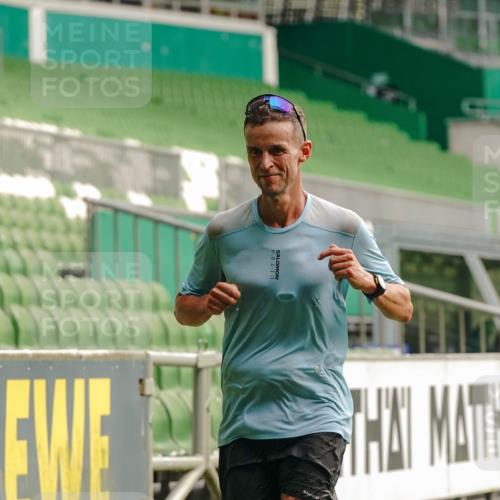 13.09.2026 - 21. swb-Marathon Bremen Michael Burmester http://msf.ph/oto/10430319 13.09.2026 12:20:18 Laufen im Stadion 634, 1957, 513, 917, 1154, 1190, 1192, 1263 meine-sportfotos.de