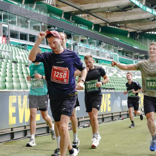 13.09.2026 - 21. swb-Marathon Bremen Michael Burmester http://msf.ph/oto/10430332 13.09.2026 13:03:47 Laufen im Stadion 209, 210, 488, 534, 565, 596, 725, 762, 881, 936, 940, 1014, 1343, 1373, 1458, 1460, 1479, 1611, 1649, 1653, 1771, 2223, 2276, 2364, 2369, 2421, 2434, 2513, 2625, 2668, 2779, 2851, 2872, 2891, 2900, 2934, 2957, 2977, 3028, 3114, 3135, 3217, 3258, 3360, 3402, 3419, 3425, 3454, 3460, 3496, 3510, 3521, 3576, 3579, 3585, 3597, 3603, 3618, 3721, 3796, 3846, 3852, 3859, 3893, 3909, 3938, 3970, 3983, 4077, 4133, 4506, 4558, 242 meine-sportfotos.de