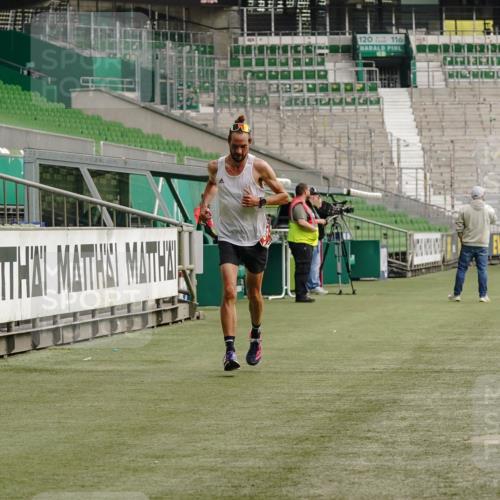 13.09.2026 - 21. swb-Marathon Bremen Michael Burmester http://msf.ph/oto/10430364 13.09.2026 12:21:20 Laufen im Stadion 634, 642, 1957, 513, 917, 1154, 1190, 1238 meine-sportfotos.de