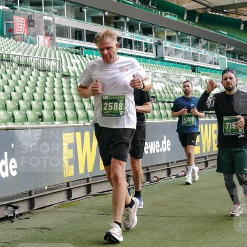 13.09.2026 - 21. swb-Marathon Bremen Michael Burmester http://msf.ph/oto/10430370 13.09.2026 13:27:50 Laufen im Stadion 111, 186, 220, 357, 364, 390, 478, 597, 726, 829, 833, 888, 925, 1077, 1079, 1220, 1298, 1325, 1412, 1496, 1608, 1700, 1741, 1769, 1958, 1961, 1984, 2236, 2273, 2309, 2365, 2388, 2404, 2428, 2472, 2502, 2507, 2542, 2574, 2576, 2582, 2725, 2743, 2748, 2817, 2875, 2876, 2923, 2965, 3045, 3050, 3061, 3073, 3084, 3154, 3184, 3219, 3540, 3589, 3592, 3629, 3694, 3756, 3826, 3853, 3885, 3907, 3978, 4108, 4238, 4457, 4660 meine-sportfotos.de