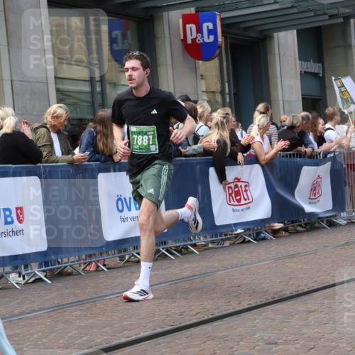 13.09.2026 - 21. swb-Marathon Bremen Strokosch-Dieckow http://msf.ph/oto/10430385 13.09.2026 13:10:20 Ziel 384, 640, 1181, 1277, 1385, 1498, 1554, 2347, 2605, 4727, 5066, 5152, 5155, 5168, 5387, 5620, 5648, 6267, 7115, 7881, 9659, 13248, 538, 604, 623, 957, 2020, 3959, 4781, 5532, 5627, 8033, 8064, 8709, 9817 meine-sportfotos.de