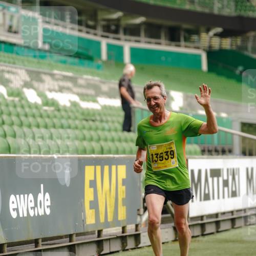 13.09.2026 - 21. swb-Marathon Bremen Michael Burmester http://msf.ph/oto/10430549 13.09.2026 10:21:49 Laufen im Stadion 10244, 10261, 10262, 10302, 10818, 10926, 10961, 11067, 11068, 11083, 11142, 11176, 11338, 11454, 11619, 11738, 11854, 11916, 11944, 11964, 12003, 12289, 12324, 12456, 12513, 12520, 12538, 12540, 13507, 13514, 13535, 13539, 13548, 13551, 13553, 13559, 13568, 13575, 13583, 13584, 13587, 13590, 13606, 13608, 13619, 13636, 13637, 11481, 11652, 12457, 12458, 13504, 13522, 13533, 13534, 13536, 13543, 13554, 13561, 13564 meine-sportfotos.de