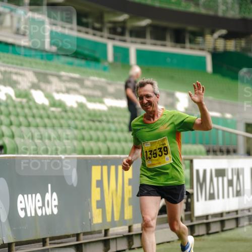 13.09.2026 - 21. swb-Marathon Bremen Michael Burmester http://msf.ph/oto/10430561 13.09.2026 10:21:50 Laufen im Stadion 10244, 10261, 10262, 10302, 10818, 10926, 10961, 11067, 11068, 11083, 11142, 11338, 11454, 11619, 11738, 11854, 11916, 11944, 11964, 12003, 12289, 12324, 12456, 12513, 12520, 12538, 12540, 13507, 13514, 13535, 13539, 13548, 13551, 13553, 13559, 13568, 13575, 13583, 13584, 13587, 13590, 13606, 13608, 13619, 13636, 13637, 11481, 11652, 12457, 12458, 13504, 13522, 13533, 13534, 13536, 13543, 13554, 13561, 13564 meine-sportfotos.de