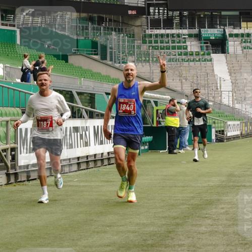 13.09.2026 - 21. swb-Marathon Bremen Michael Burmester http://msf.ph/oto/10430937 13.09.2026 12:25:49 Laufen im Stadion 206, 322, 447, 814, 841, 875, 968, 1187, 1313, 1544, 1840, 2044, 2143, 129, 236, 642 meine-sportfotos.de