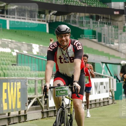 13.09.2026 - 21. swb-Marathon Bremen Michael Burmester http://msf.ph/oto/10431209 13.09.2026 12:26:48 Laufen im Stadion 103, 206, 238, 322, 447, 841, 875, 968, 1187, 1352, 1840, 2032, 2044, 2143, 129, 149, 236, 289, 798, 1483, 1490, 1567 meine-sportfotos.de